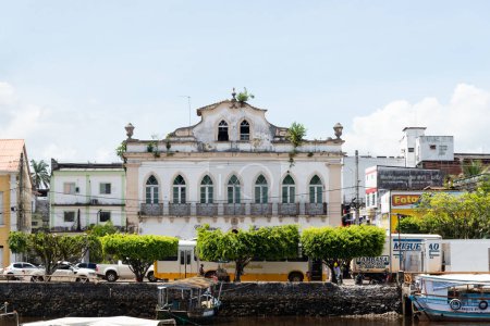 Foto de Valenca, Bahia, Brasil - 10 de enero de 2023: Vista del ayuntamiento de la ciudad de Valenca bañada por el río Una. Bahía Brasil. - Imagen libre de derechos