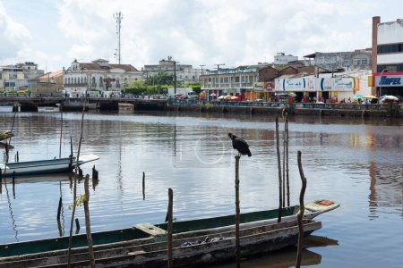 Foto de Valenca, Bahia, Brasil - 10 de enero de 2023: Vista panorámica del río Una y el borde de la ciudad de Valenca con edificios comerciales. Bahía Brasil. - Imagen libre de derechos
