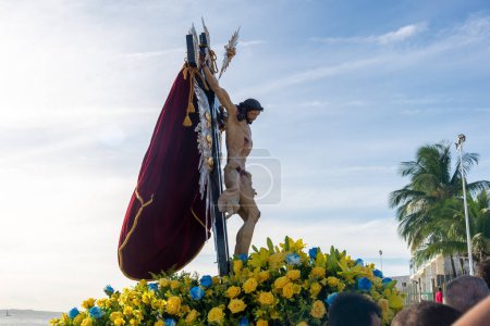 Téléchargez les photos : Salvador, Bahia, Brésil - 31 décembre 2021 : Statue de Jésus-Christ, le seigneur des marins, emmenée sur le bateau Galiota sur la plage de Boa Viagem, dans la ville de Salvador, Bahia. - en image libre de droit