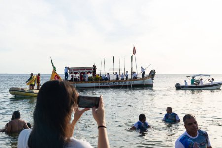 Téléchargez les photos : Salvador, Bahia, Brésil - 31 décembre 2021 : Le bateau Galiota quitte la plage avec la statue de Jésus-Christ, le seigneur des marins, dans la ville de Salvador, Bahia. - en image libre de droit