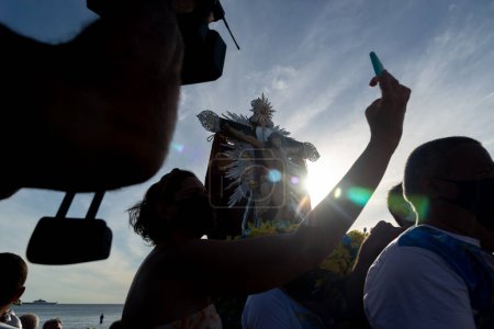 Téléchargez les photos : Salvador, Bahia, Brésil - 31 décembre 2021 : Les fidèles portent l'échafaudage à l'image de Jésus-Christ, le dernier jour de 2021. Ville de Salvador, Bahia. - en image libre de droit