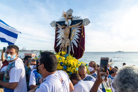 Téléchargez les photos : Salvador, Bahia, Brésil - 31 décembre 2021 : Statue de Jésus-Christ, le seigneur des marins, emmenée sur le bateau Galiota sur la plage de Boa Viagem, dans la ville de Salvador, Bahia. - en image libre de droit