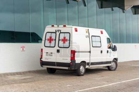 Téléchargez les photos : Salvador, Bahia, Brésil - 08 octobre 2023 : Une ambulance blanche de l'USI stationnée au terminal portuaire de la ville de Salvador, Bahia. - en image libre de droit