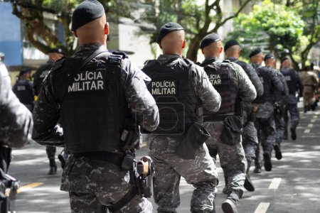 Téléchargez les photos : Salvador, Bahia, Brésil - 07 septembre 2023 : Des soldats de la police militaire de Bahia sont vus lors d'un hommage à la fête de l'indépendance du Brésil dans la ville de Salvador, Brésil - en image libre de droit