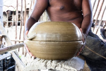 Téléchargez les photos : Aratuipe, Bahia, Brésil - 30 mai 2015 : Un artisan réalise des œuvres céramiques à Maragogipinho dans la ville d'Aratuipe, Bahia. - en image libre de droit