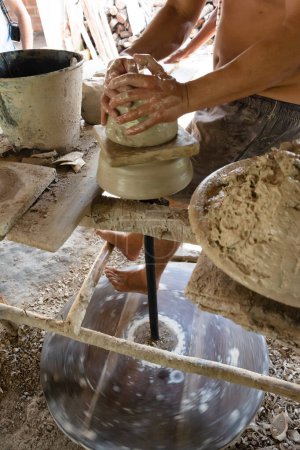 Téléchargez les photos : Aratuipe, Bahia, Brésil - 30 mai 2015 : Artisan travaille, manuellement, sur le travail de céramique à Maragogipinho dans la ville d'Aratuipe, Bahia. - en image libre de droit