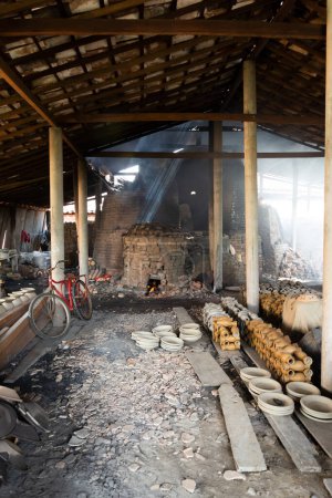 Téléchargez les photos : Aratuipe, Bahia, Brésil - 30 mai 2015 : Vue intérieure d'une poterie avec un four à bois à Maragogipinho dans la ville d'Aratuipe, Bahia. - en image libre de droit