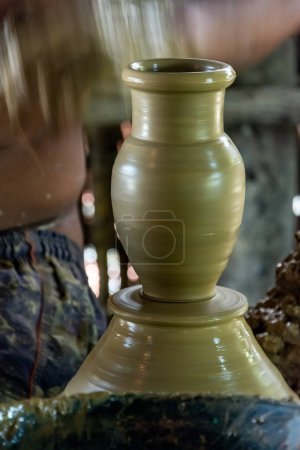Téléchargez les photos : Aratuipe, Bahia, Brésil - 30 mai 2015 : Un artisan réalise des œuvres céramiques à Maragogipinho dans la ville d'Aratuipe, Bahia. - en image libre de droit