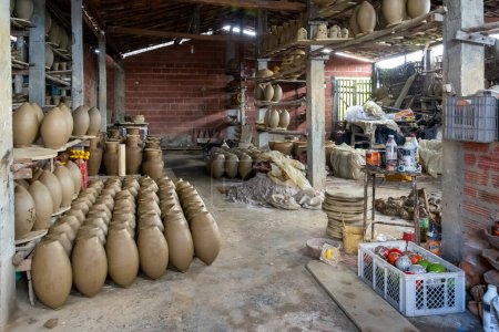 Téléchargez les photos : Aratuipe, Bahia, Brésil - 30 mai 2015 : Vases en céramique à vendre à Maragogipinho dans la ville d'Aratuipe, Bahia. - en image libre de droit