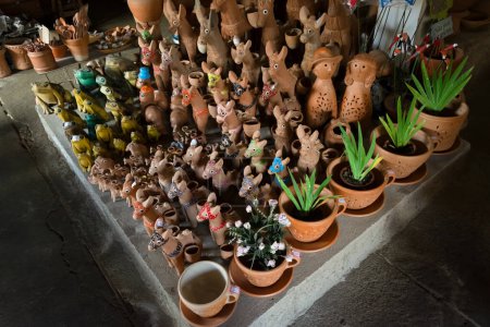Téléchargez les photos : Aratuipe, Bahia, Brésil - 30 mai 2015 : Vue intérieure d'une poterie céramique à Maragogipinho dans la ville d'Aratuipe, Bahia. - en image libre de droit