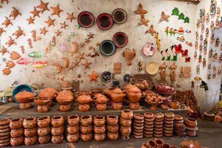 Téléchargez les photos : Aratuipe, Bahia, Brésil - 30 mai 2015 : Œuvres céramiques à vendre à Maragogipinho dans la ville d'Aratuipe, Bahia. - en image libre de droit