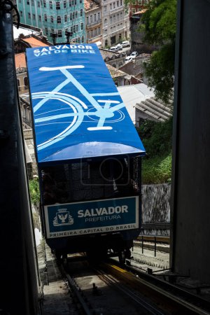 Foto de Salvador, Bahia, Brasil - 07 de marzo de 2015: Plano inclinado que conecta la ciudad baja con la ciudad alta, Pelourinho, ciudad de Salvador, Bahia. - Imagen libre de derechos