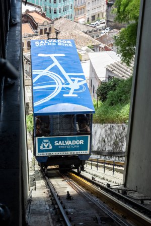 Foto de Salvador, Bahía, Brasil - 07 de marzo de 2015: Teleférico que conecta Cidade Baixa con Cidade Alta, Pelourinho, ciudad de Salvador, Bahía. - Imagen libre de derechos