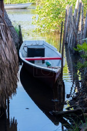 Téléchargez les photos : Aratuipe, Bahia, Brésil - 30 mai 2015 : Arrêt de bateaux sur la rivière Jaguaripe à Maragogipinho, district de la ville d'Aratuipe à Bahia. - en image libre de droit