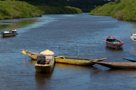Téléchargez les photos : Canots amarrés sur la rivière Jaguaripe à Maragogipinho, quartier de la ville d'Aratuipe à Bahia. - en image libre de droit