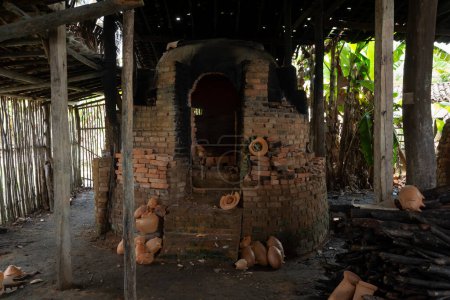 Téléchargez les photos : Aratuipe, Bahia, Brazil - May 30, 2015: Internal view of a pottery in Maragogipinho, district of the city of Aratuipe, in Bahia. - en image libre de droit