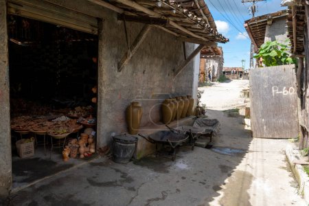 Téléchargez les photos : Aratuipe, Bahia, Brésil - 30 mai 2015 : Façade d'une poterie à Maragogipinho, district d'Aratuipe à Bahia. - en image libre de droit