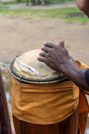 Téléchargez les photos : Mains d'un percussionniste jouant atabaque lors d'un événement religieux. Fête du chandelier. - en image libre de droit