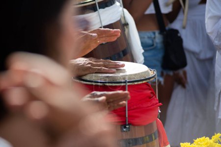 Des mains de percussionnistes jouent atabaques pour iemanja. Salvador, Bahia.