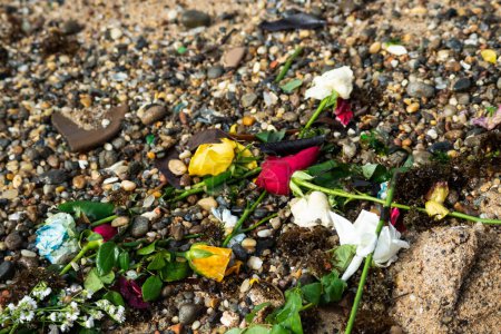 Fleurs sur le sable de la plage. Hommage religieux. Salvador, Bahia.