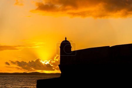 Silhouette der Spitze eines nautischen Forts. Dramatischer und orangefarbener Sonnenuntergang.