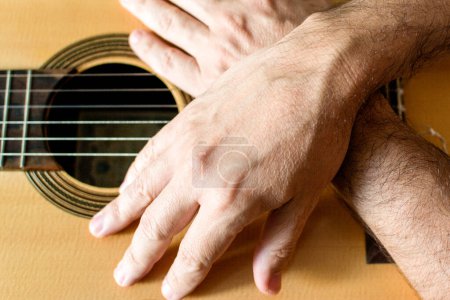 Die Hände eines klassischen Gitarristen auf der Gitarre. 