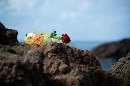 Fleurs sur un rocher de plage. Hommage à iemanja.