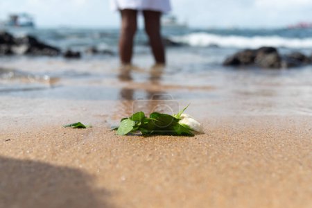 Fleurs sur le sable de la plage. Hommage à Iemanja.
