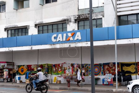 Foto de Salvador, Bahía, Brasil - 05 de enero de 2024: Fachada de Caixa Economica Federal ubicada en el distrito comercial de la ciudad de Salvador, Bahía. - Imagen libre de derechos