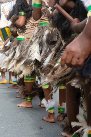 Foto de Salvador, Bahía, Brasil - 2 de julio de 2015: Los pueblos indígenas desfilan durante la celebración de la independencia de Bahía en la ciudad de Salvador. - Imagen libre de derechos