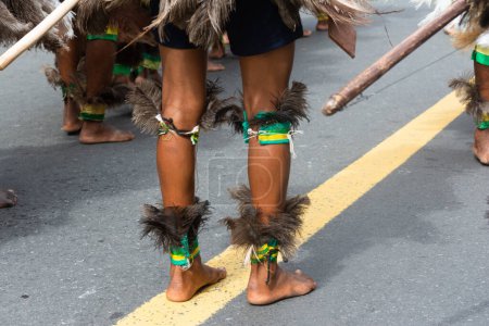 Foto de Salvador, Bahía, Brasil - 2 de julio de 2015: Los pueblos indígenas desfilan durante la celebración de la independencia de Bahía en la ciudad de Salvador. - Imagen libre de derechos