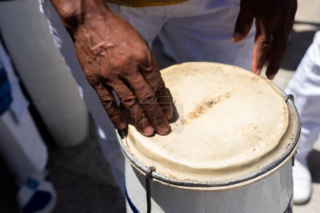 Die Hände des Percussionisten ruhen auf dem Atabaque. Afrikanische Musik.