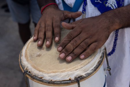 Téléchargez les photos : Mains en l'air. Musique africaine. Instrument de percussion. - en image libre de droit