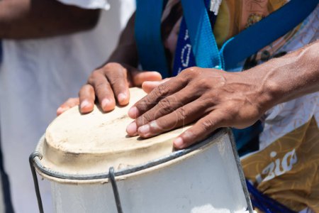 Téléchargez les photos : Les mains percussionnistes jouant atabaque. Musique africaine. Instrument de percussion. - en image libre de droit
