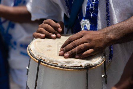 Téléchargez les photos : Les mains du percussionniste reposant sur le dessus de l'atabaque. Musique africaine. - en image libre de droit
