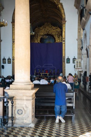 Téléchargez les photos : Salvador, Bahia, Brésil - 19 avril 2019 : Des fidèles catholiques participent à la messe de la Semaine Sainte à l'église de Carmo, dans la ville de Salvador, Bahia. - en image libre de droit