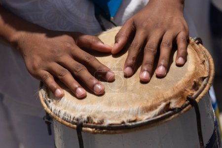 Téléchargez les photos : Les mains percussionnistes jouant atabaque. Musique africaine. Instrument de percussion. - en image libre de droit