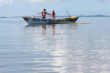 Téléchargez les photos : Saubara, Bahia, Brésil - 01 juin 2019 : Des pêcheurs sont vus dans des bateaux sur la plage de Cabucu, district de la ville de Saubara à Bahia. - en image libre de droit