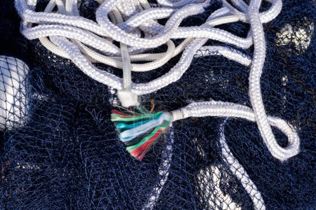 Téléchargez les photos : Un filet de pêche professionnel bleu ballonné. Pêche et loisirs. - en image libre de droit