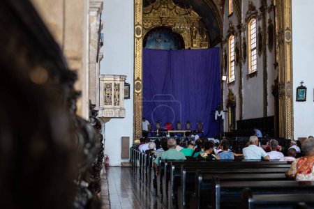 Téléchargez les photos : Salvador, Bahia, Brésil - 19 avril 2019 : Des fidèles catholiques participent à la messe de la Semaine Sainte à l'église de Carmo, dans la ville de Salvador, Bahia. - en image libre de droit