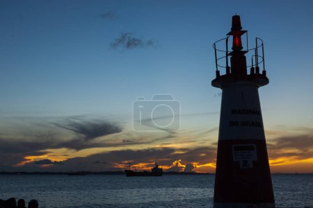 Foto de Salvador, Bahía, Brasil - 13 de abril de 2019: Puesta de sol dramática y colorida vista desde Ponta do Humaita en la ciudad de Salvador, Bahía. - Imagen libre de derechos