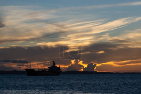 Foto de Salvador, Bahia, Brasil - 13 de abril de 2019: Vista de la dramática y colorida puesta de sol en Ponta do Humaita en la ciudad de Salvador, Bahia. - Imagen libre de derechos