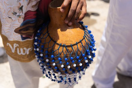 Téléchargez les photos : Mains tenant un instrument à percussion. Musique africaine. - en image libre de droit