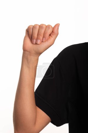 Foto de Primer plano de un brazo femenino haciendo la letra A en el lenguaje de señas brasileño para sordos, LIbras. Salvador, Bahia. - Imagen libre de derechos