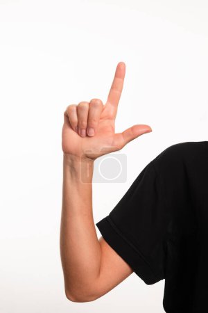 Großaufnahme einer Hand, die den Buchstaben L in der Gebärdensprache für Gehörlose in Brasilien, Libras, herstellt. Isoliert auf weißem Hintergrund.