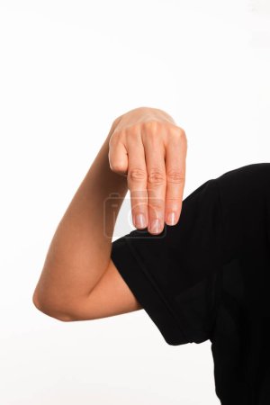 Primer plano de una mano haciendo la letra M en lenguaje de señas brasileño para sordos, Libras. Aislado sobre fondo blanco.