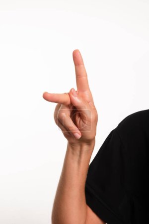 Großaufnahme einer Hand, die den Buchstaben K in der Gebärdensprache für Gehörlose in Brasilien, Libras, herstellt. Isoliert auf weißem Hintergrund.
