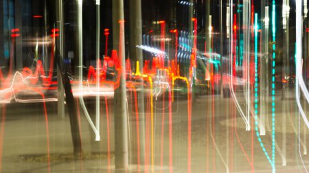 Téléchargez les photos : Effet des feux brouillés des phares de voiture la nuit. Mouvement abstrait - en image libre de droit