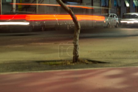 Téléchargez les photos : Effet des feux brouillés des phares de voiture la nuit. Mouvement abstrait - en image libre de droit