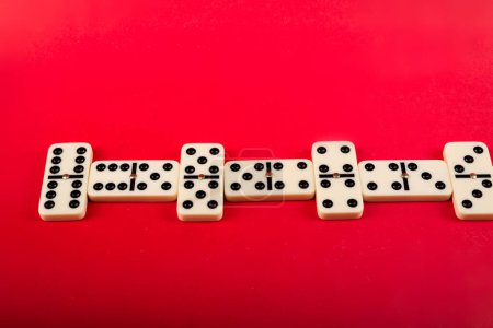 Dominosteine mit rotem Hintergrund, Kopierraum und verschiedenen Winkeln, Brettspielkonzept.
